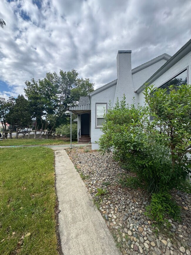 Building Photo - Charming 3 Bed Rental in Prime Location