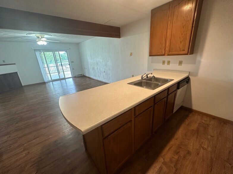 Building Photo - 1020 Lakeshore Dr