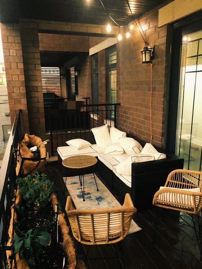 Building Photo - 843 W Fletcher St