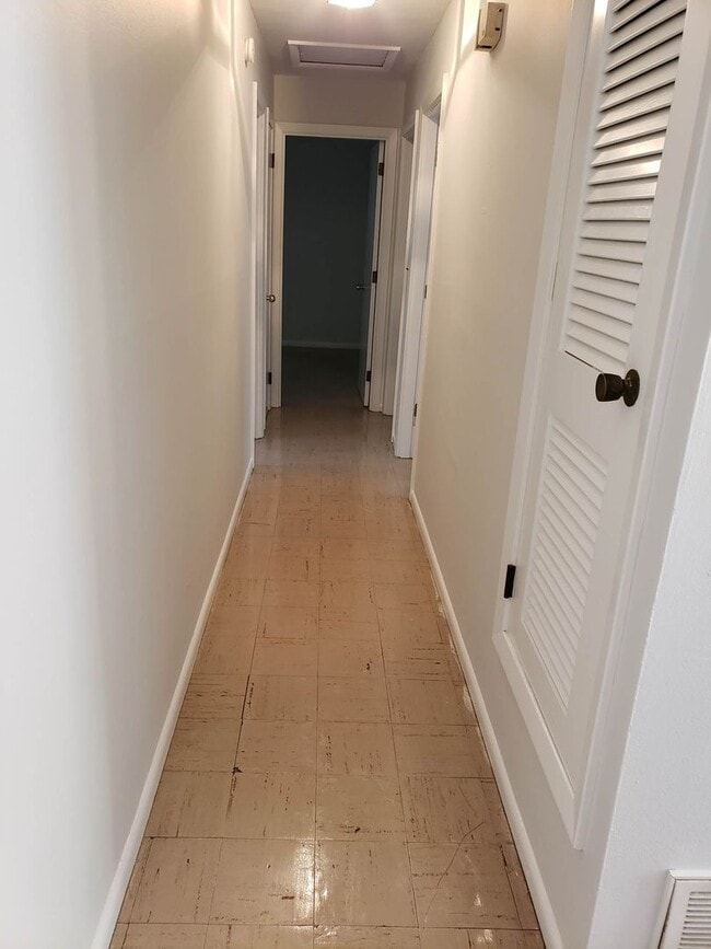 Building Photo - 3 bed 1 bath house with garage