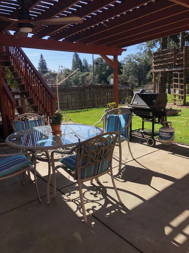 Building Photo - Charming 3 bedroom 2 bath home Sebastopol!!