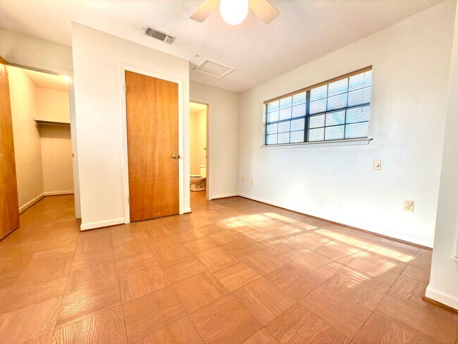 Building Photo - 424 Highland Park Dr