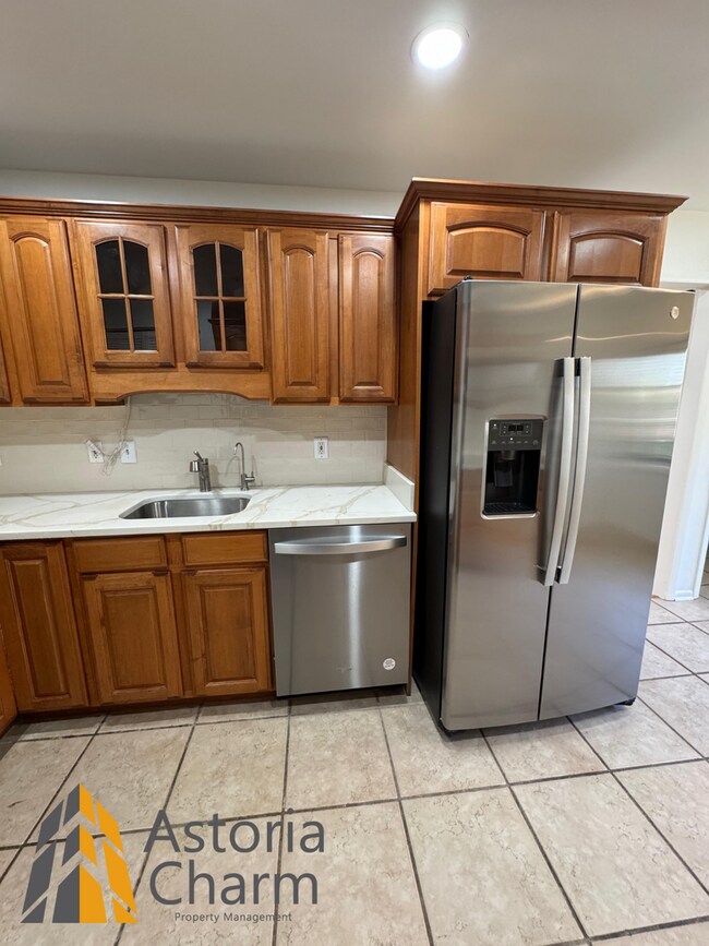 Building Photo - Spacious 5 Bedroom 3 Bath + Den Single Family Detached Home