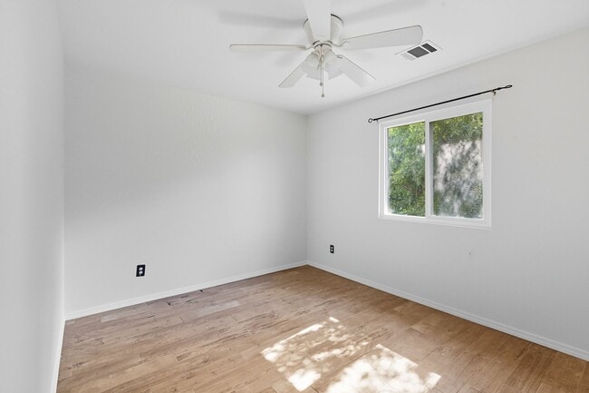 Building Photo - 617 Riverway Ln