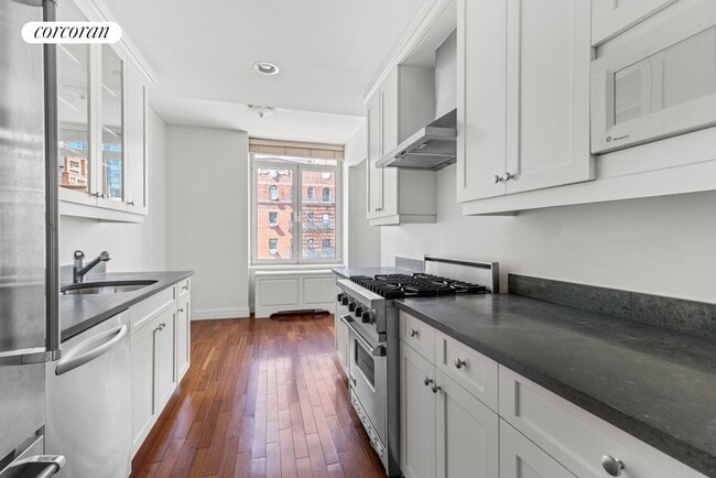 Building Photo - 400 E 51st St
