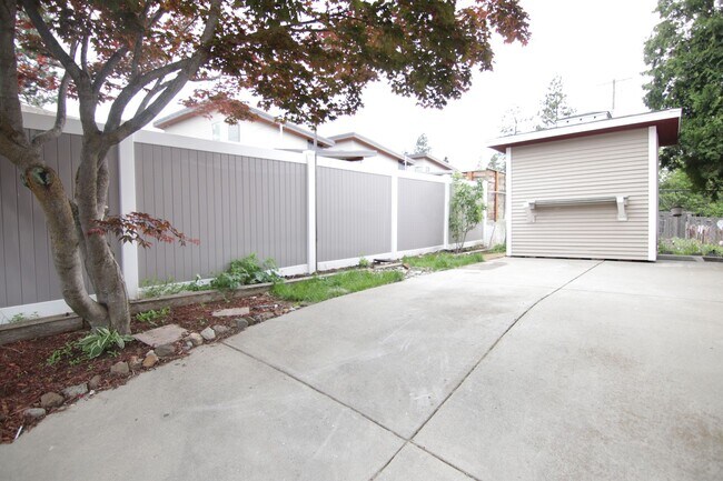 Building Photo - 1128 E 29th Ave