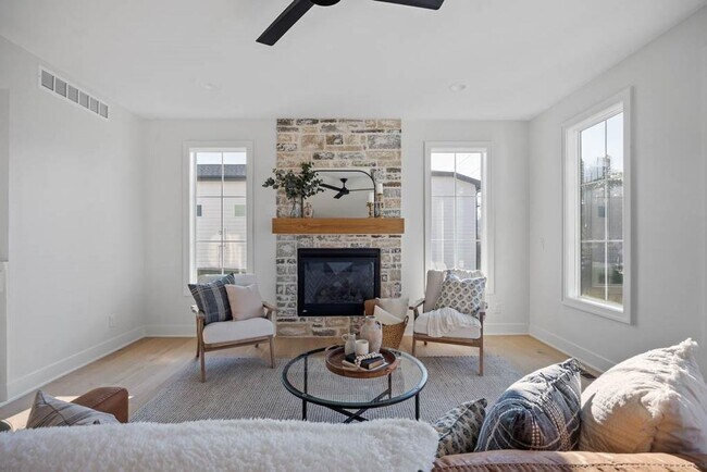 Building Photo - 16898 Madison Cir