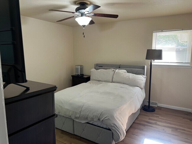 Building Photo - 3 Bedroom, 2 Bathroom, Great Location!