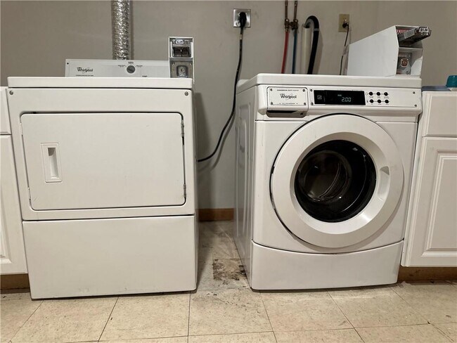 Building Photo - 1003-1003 Narragansett Blvd