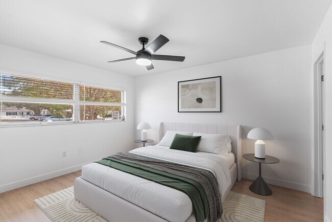 Building Photo - ST PETE APARTMENT FOR RENT!!