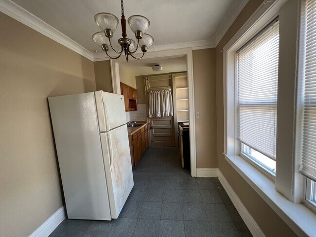Building Photo - East Albany Park Apts!