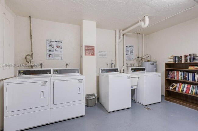 Building Photo - 3090 N Course Dr