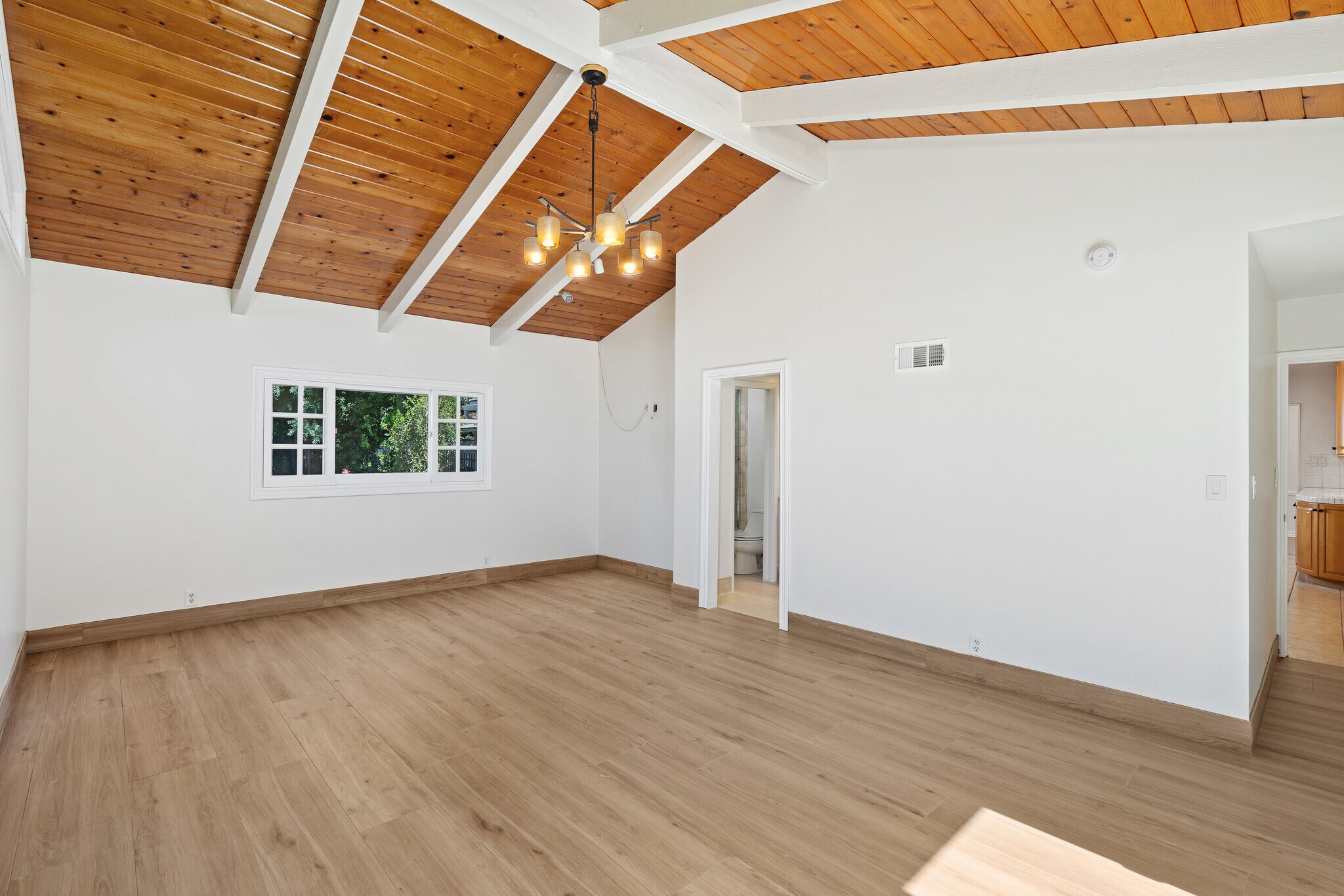 Building Photo - 8757 Encino Ave