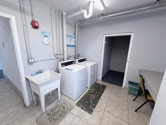 Building Photo - 1000 NE 14th Ave