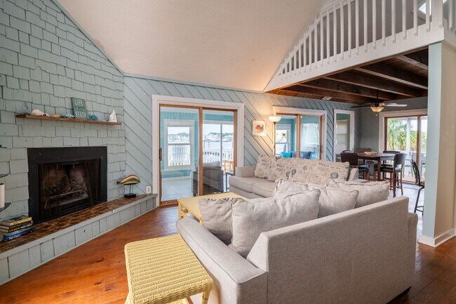 Building Photo - TIME TO SECURE YOUR BOATER'S PARADISE FOR THE FALL OF '25-SPRING OF '26