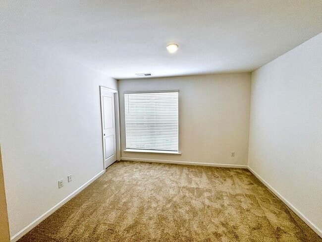 Building Photo - Beautiful 3-Bedroom Modern Mountain-View T...
