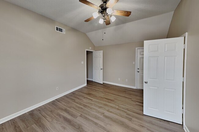Building Photo - 1633 Dexter Ln
