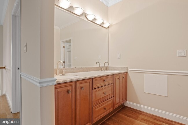 Building Photo - 5905 Lone Oak Dr