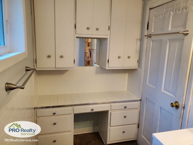 Building Photo - Charming 4 Bedroom Home