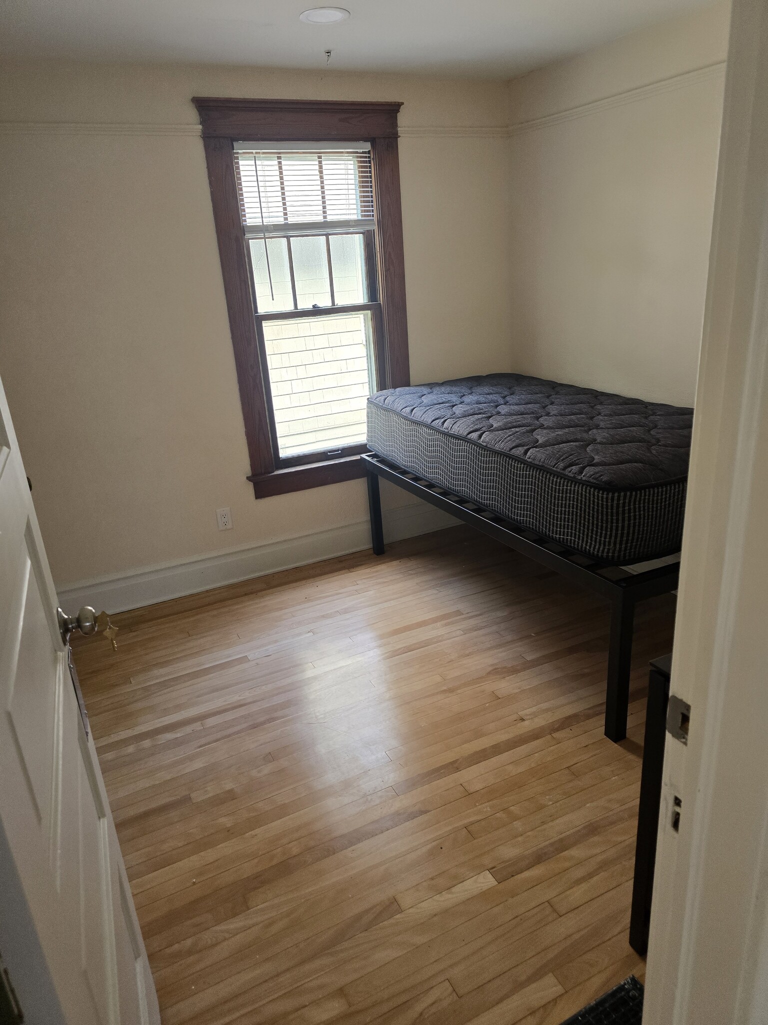 Building Photo - 712 Dewey Ave