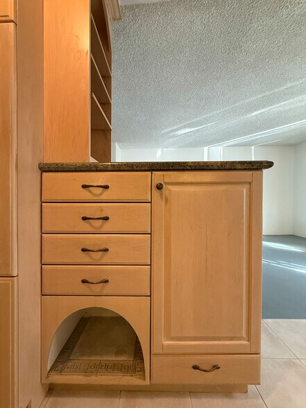 Building Photo - 250 Linden Ave