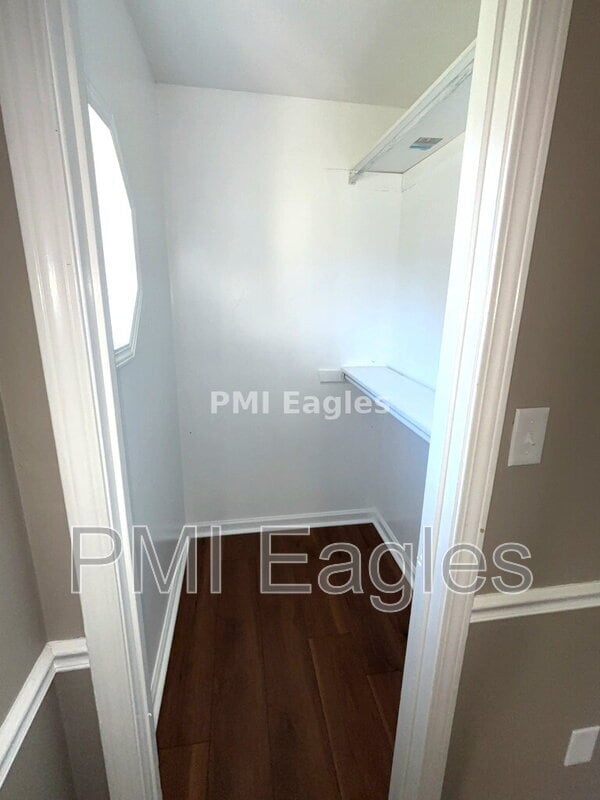 Building Photo - 916 Linda Dr