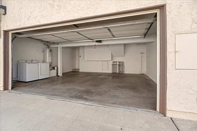 Building Photo - Spacious Tri-Level Townhome with Private Garage and Renovated Kitchen