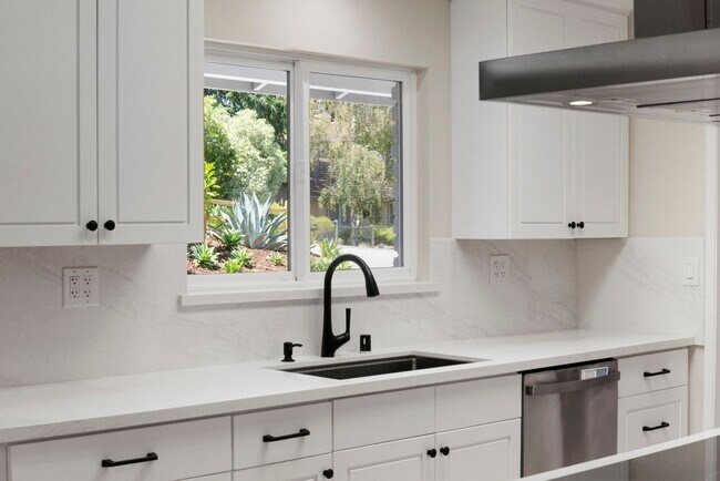 Building Photo - 810 Monte Rosa Dr