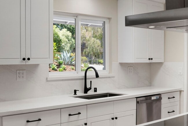 Building Photo - Spacious Menlo Park Retreat with 6 Bedroom...