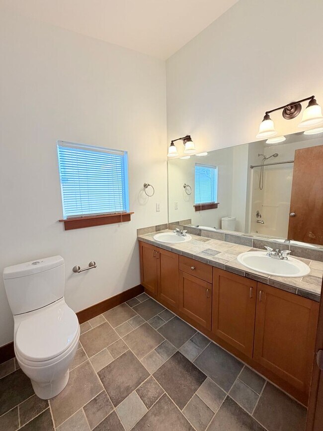Building Photo - Charming Home in Leschi!