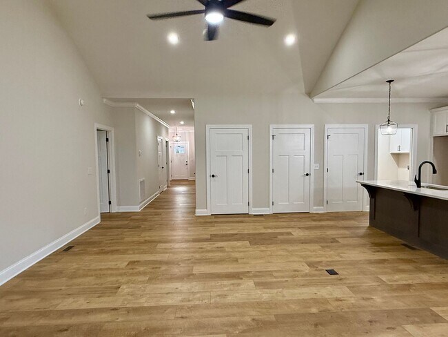 Building Photo - Short term Rental Home!