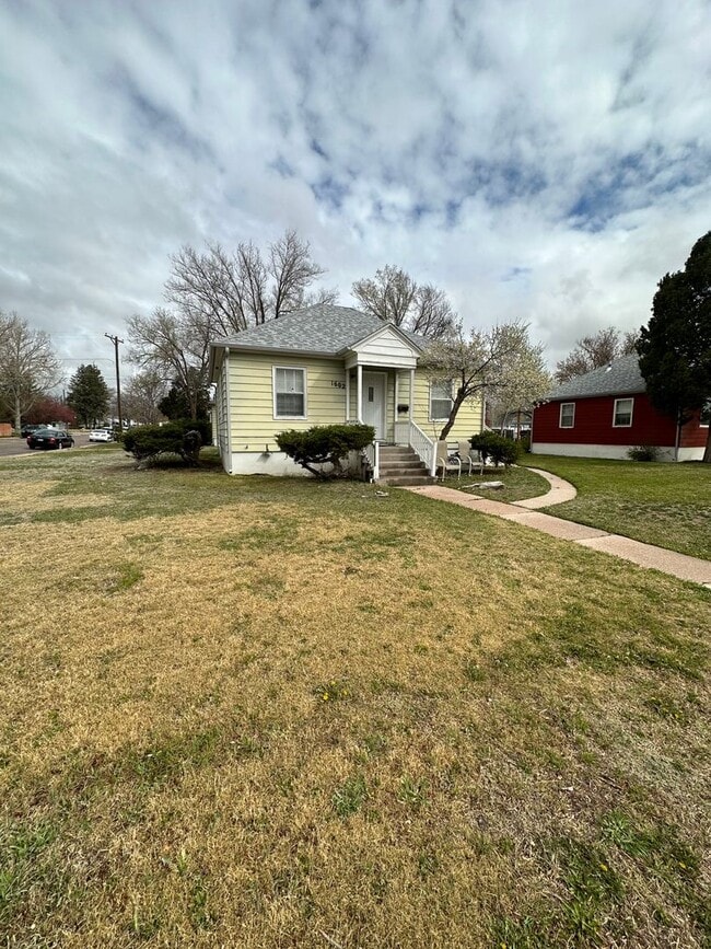 Building Photo - 2 BEDROOM, 1 BATHROOM APARTMENT