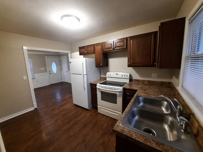 Building Photo - 3 Bedroom, 1 Bathroom Home!