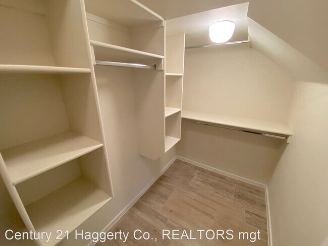 Building Photo - 4 br, 3.5 bath House - 4004 Camelot Height...
