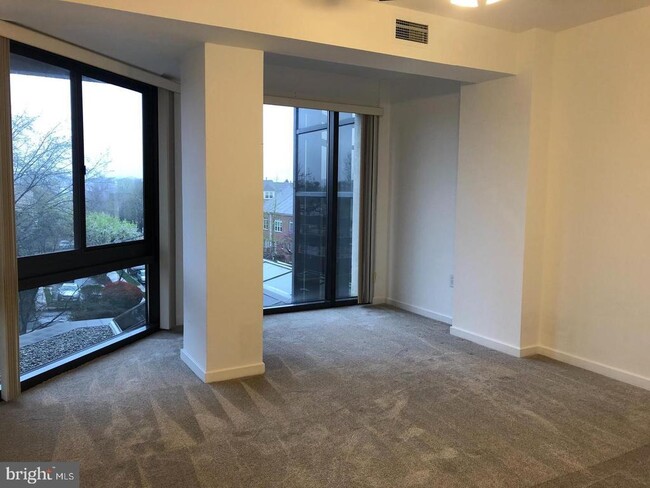 Building Photo - 1530 Key Blvd