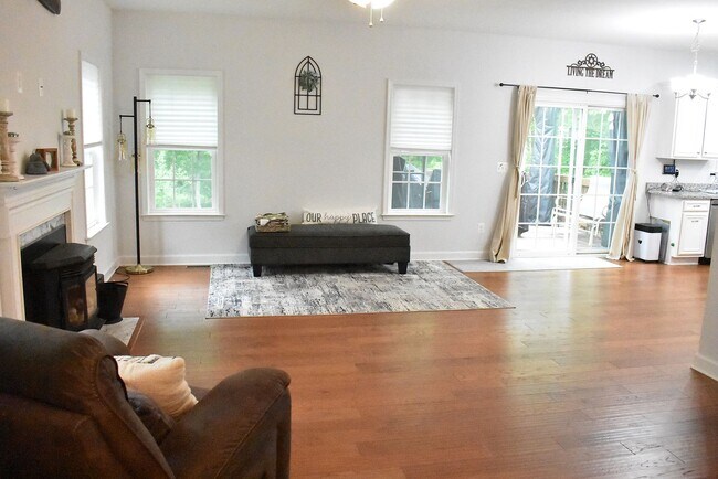 Building Photo - Great Out Door Living At The Lake Of The Woods!