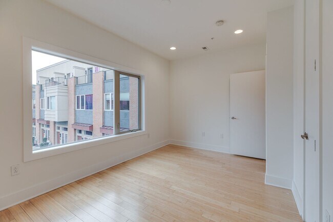 Building Photo - Northern Liberties Townhome with Parking Included