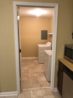 Building Photo - Large 2 Bedroom 1.5 Townhome