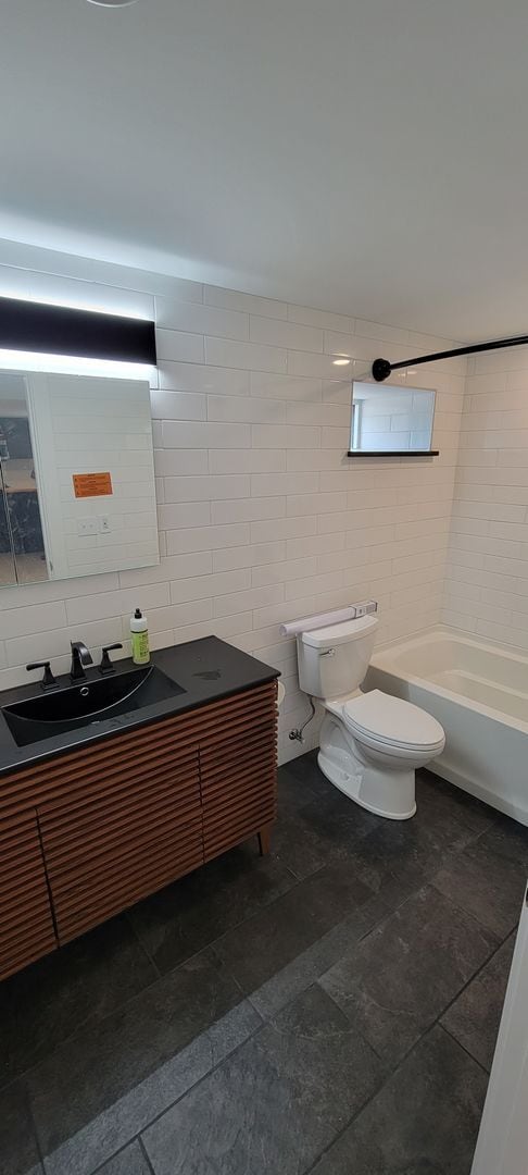 Building Photo - AVAILABLE  May 1st - Newly Updated 1 Bed 1 Bath!