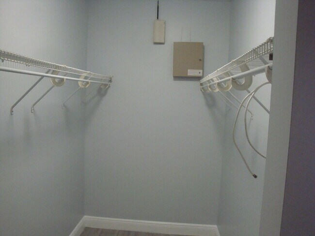 Building Photo - 317 Jennings Ave