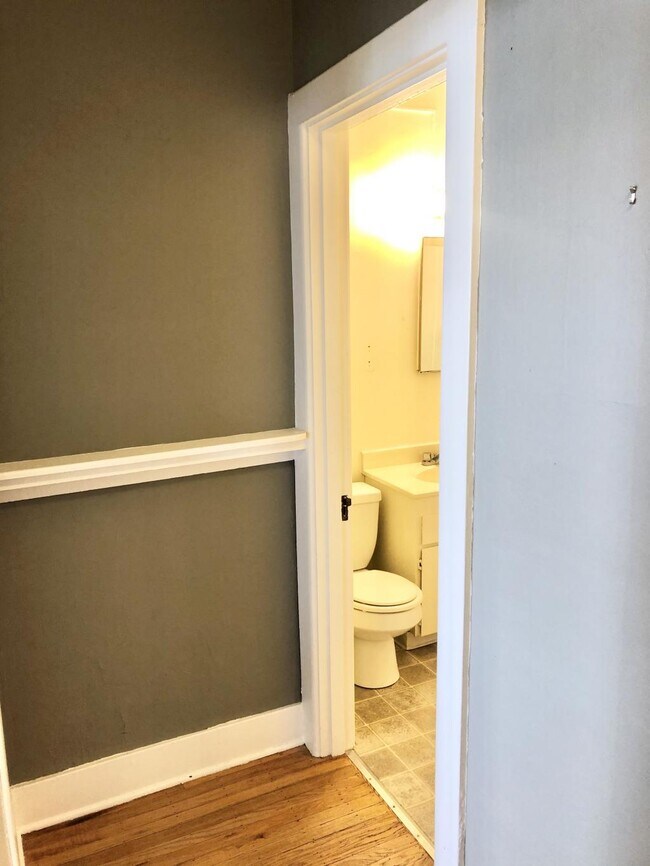 Building Photo - Snyder/Duke Apts - 1 bedroom