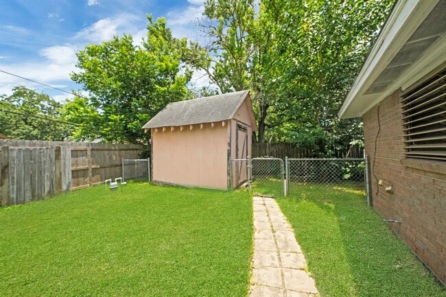 Building Photo - 9214 Bryce Ave