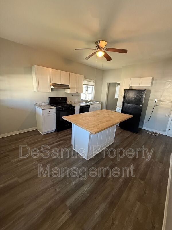 Building Photo - 454 Park St