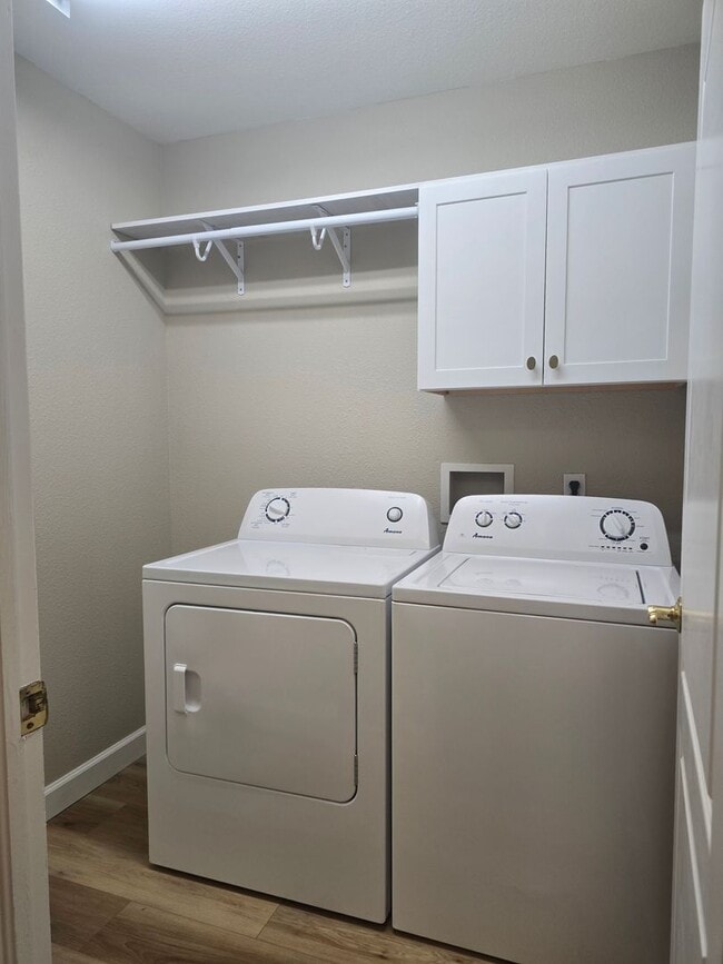 Building Photo - Don't miss this three bed two bath with a view!