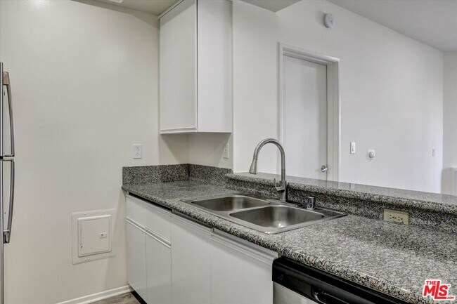 Building Photo - 10600 Wilshire Blvd