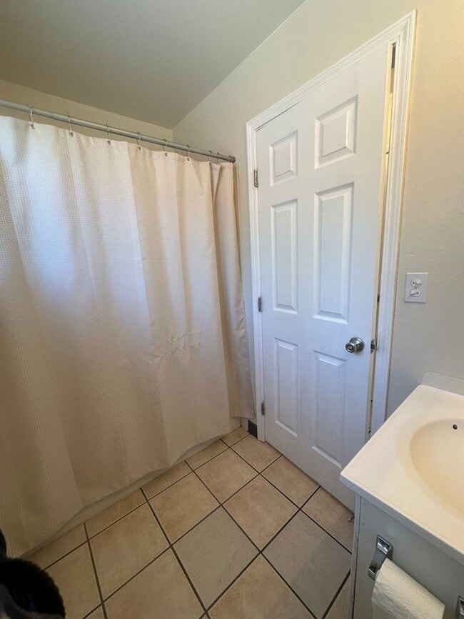 Building Photo - Cozy and Cute 1 Bedroom on Broadway!