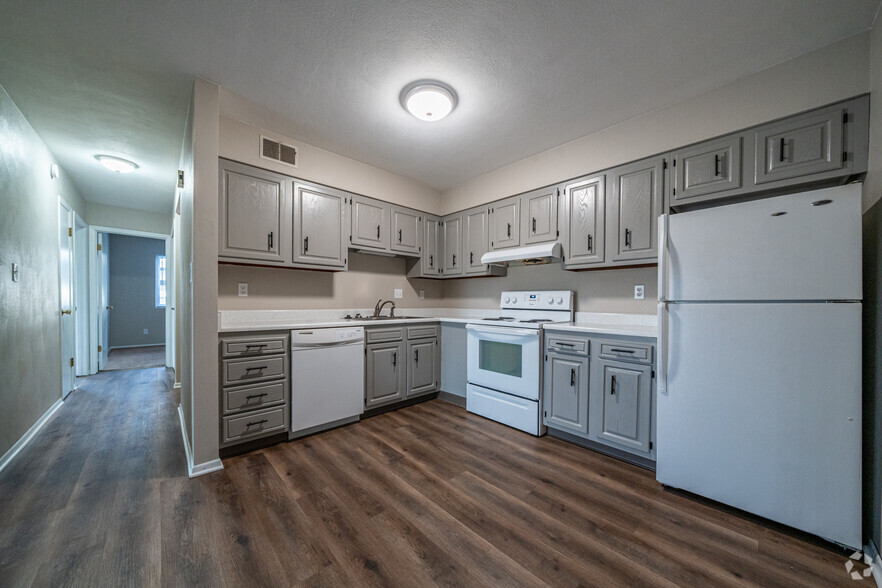 2BR, 1BA - 900SF - Kitchen - 504 S Sweetbriar Dr