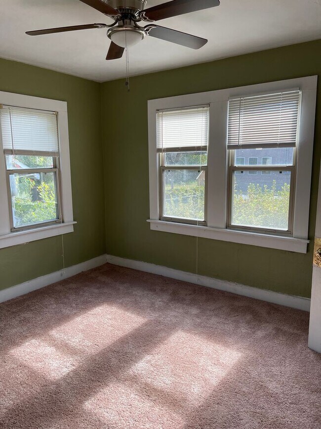 Building Photo - Super cute 2 bedroom home