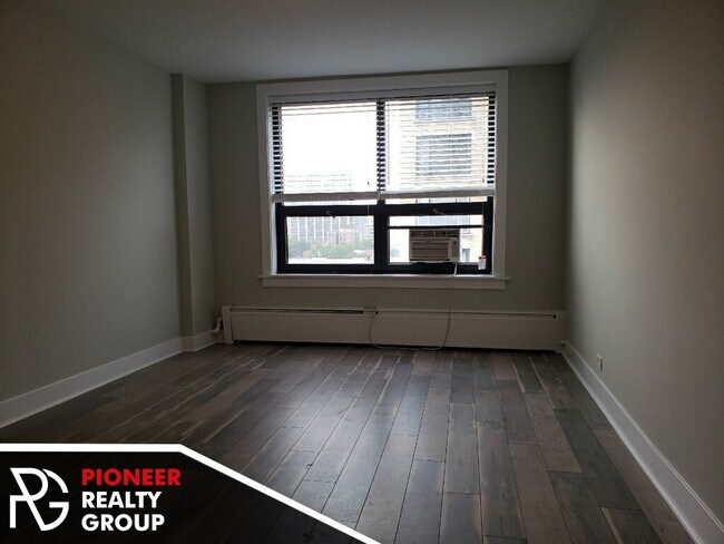 Building Photo - High rise in Lakeview East