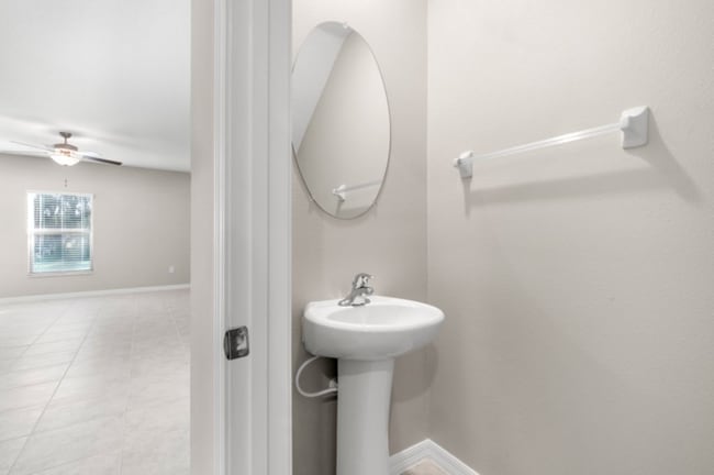 Building Photo - "Spacious 5-Bedroom Retreat in Apollo Beach - Modern Living with 2.5 Baths on White Chicory Dr!"